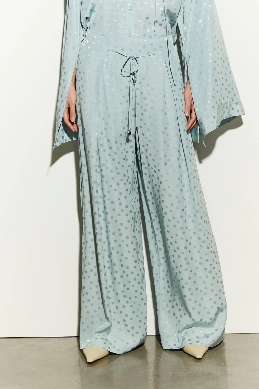Isabelle Blanche pantaloni gri satin cu buline