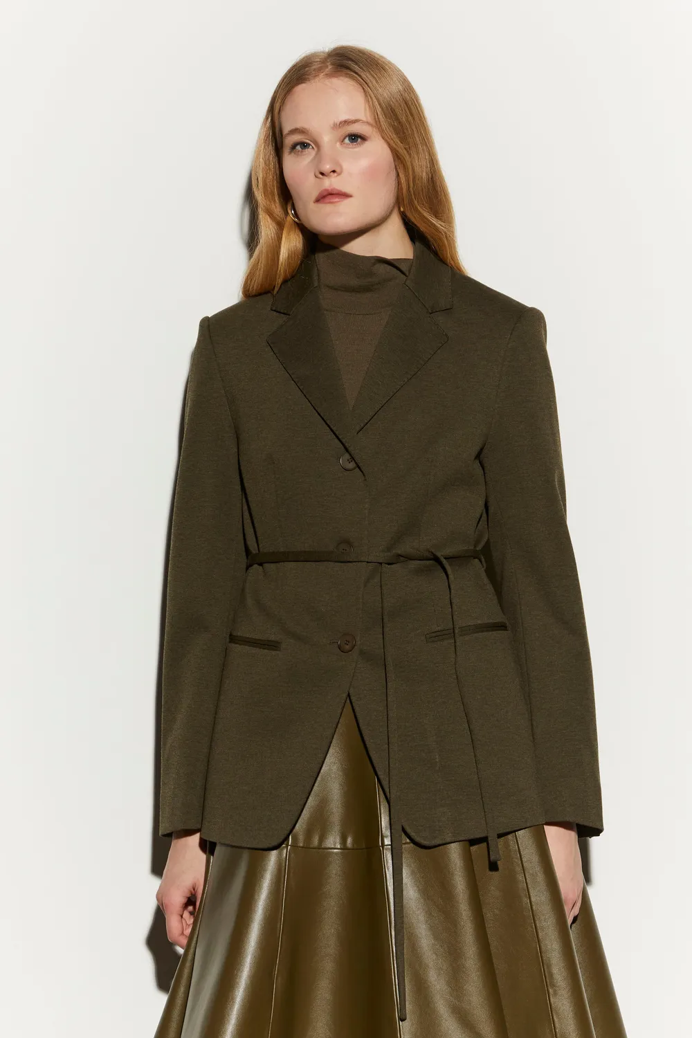 Isabelle Blanche sacou cambrat verde cordon lana