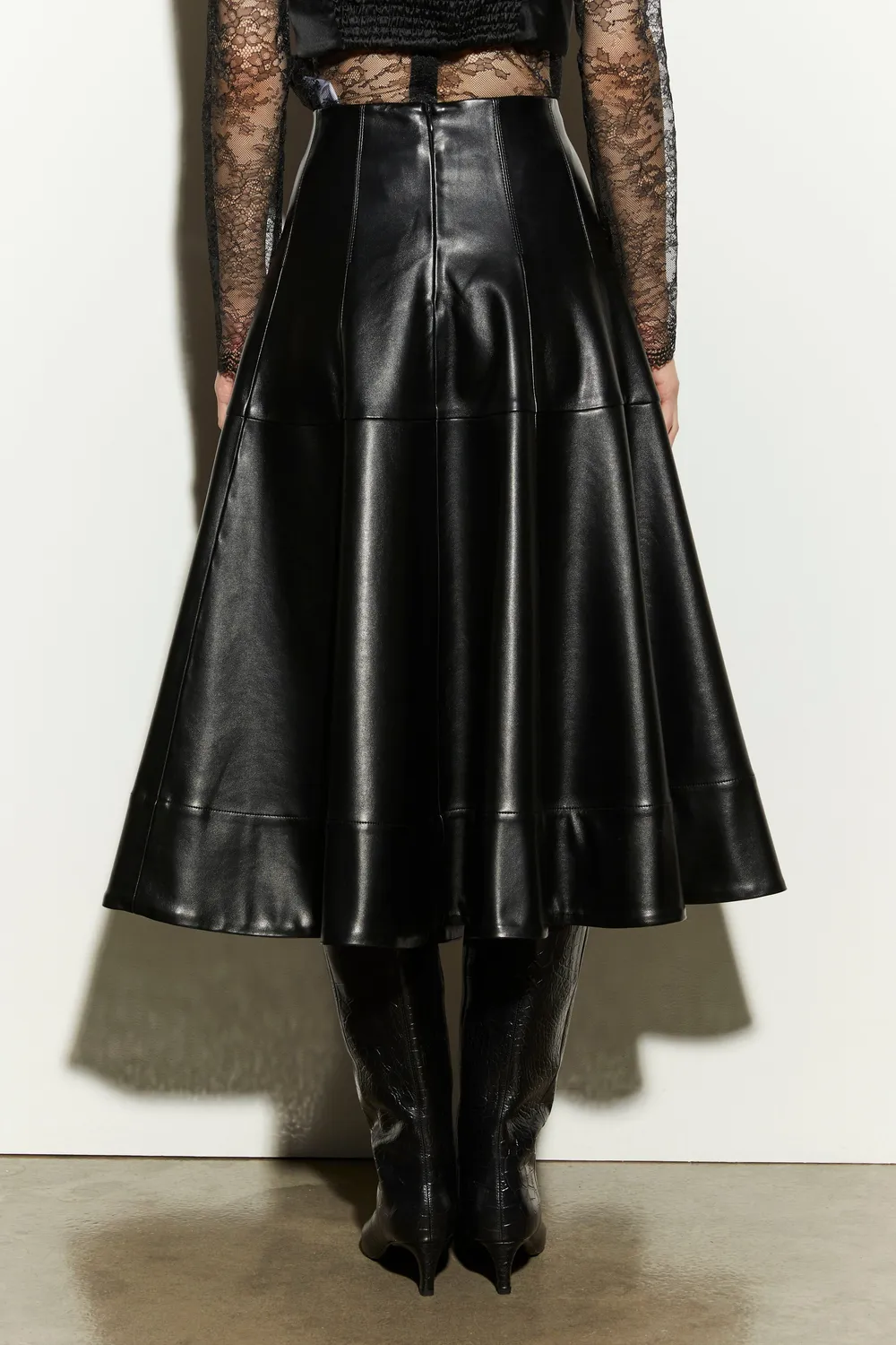 Isabelle Blanche fusta midi neagra piele ecologica evazata