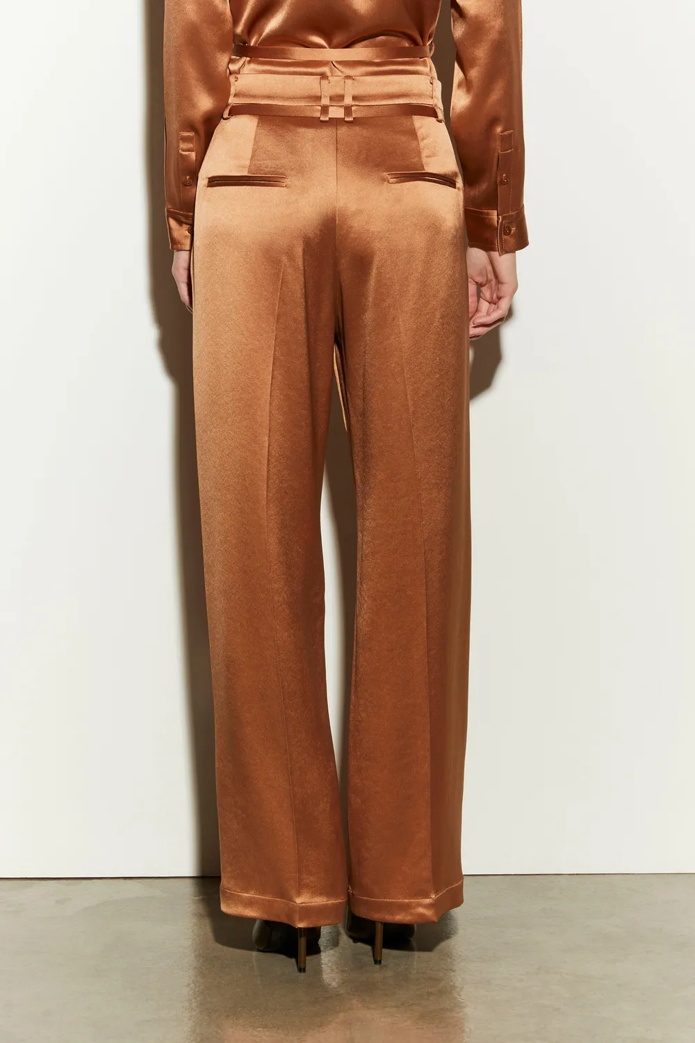 Isabelle Blanche pantaloni satin maro cu cordon talie