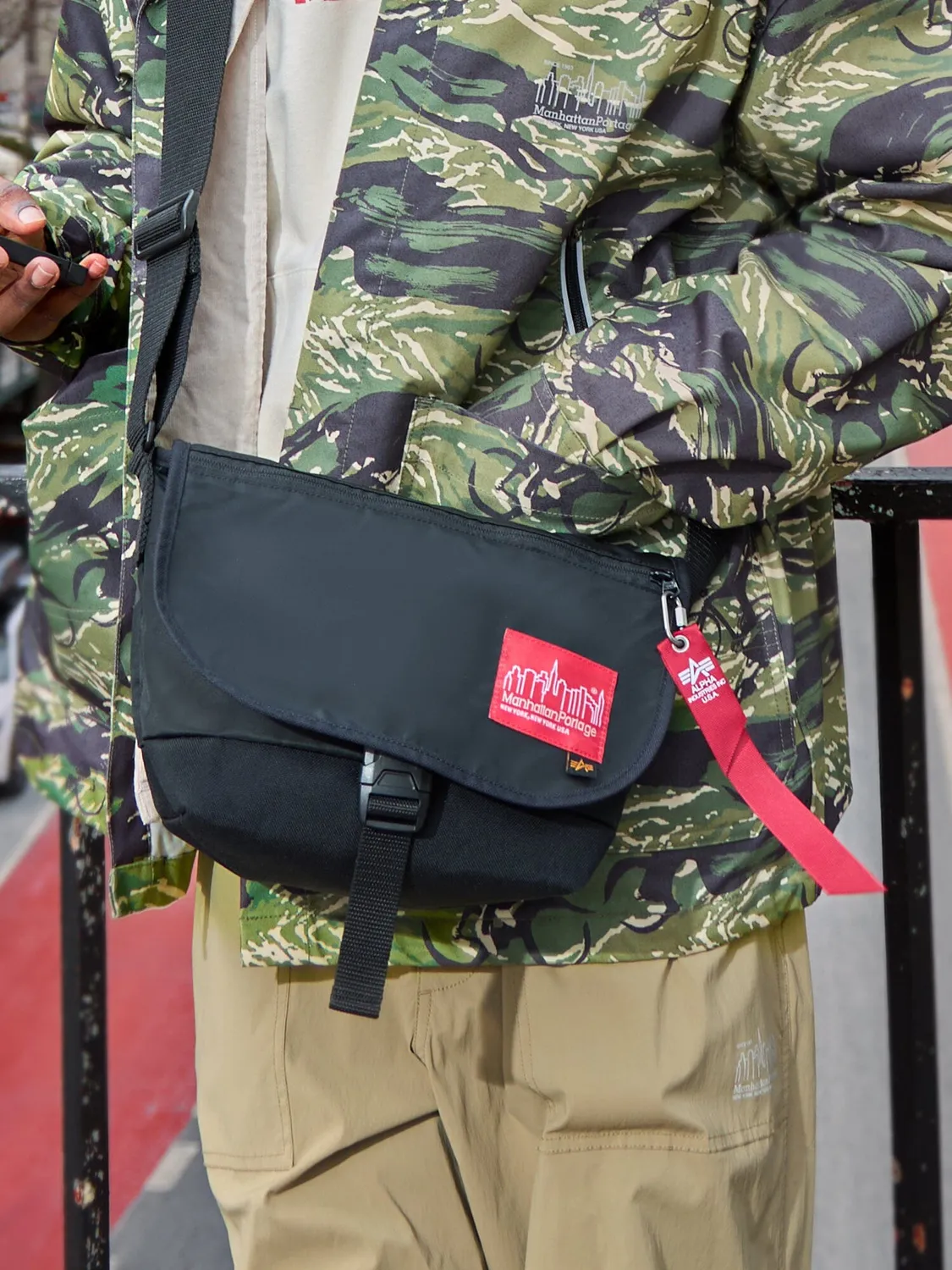 Alpha Industries Manhattan Portage Nylon Messenger Bag SM geanta neagra