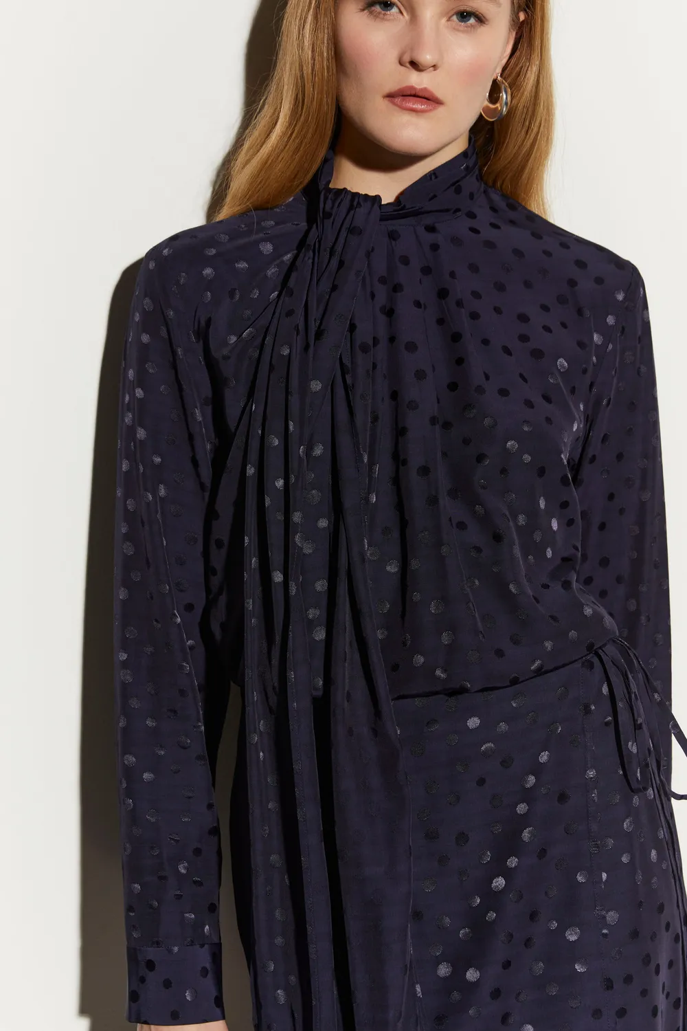 Isabelle Blanche bluza satin buline albastru noapte esarfa