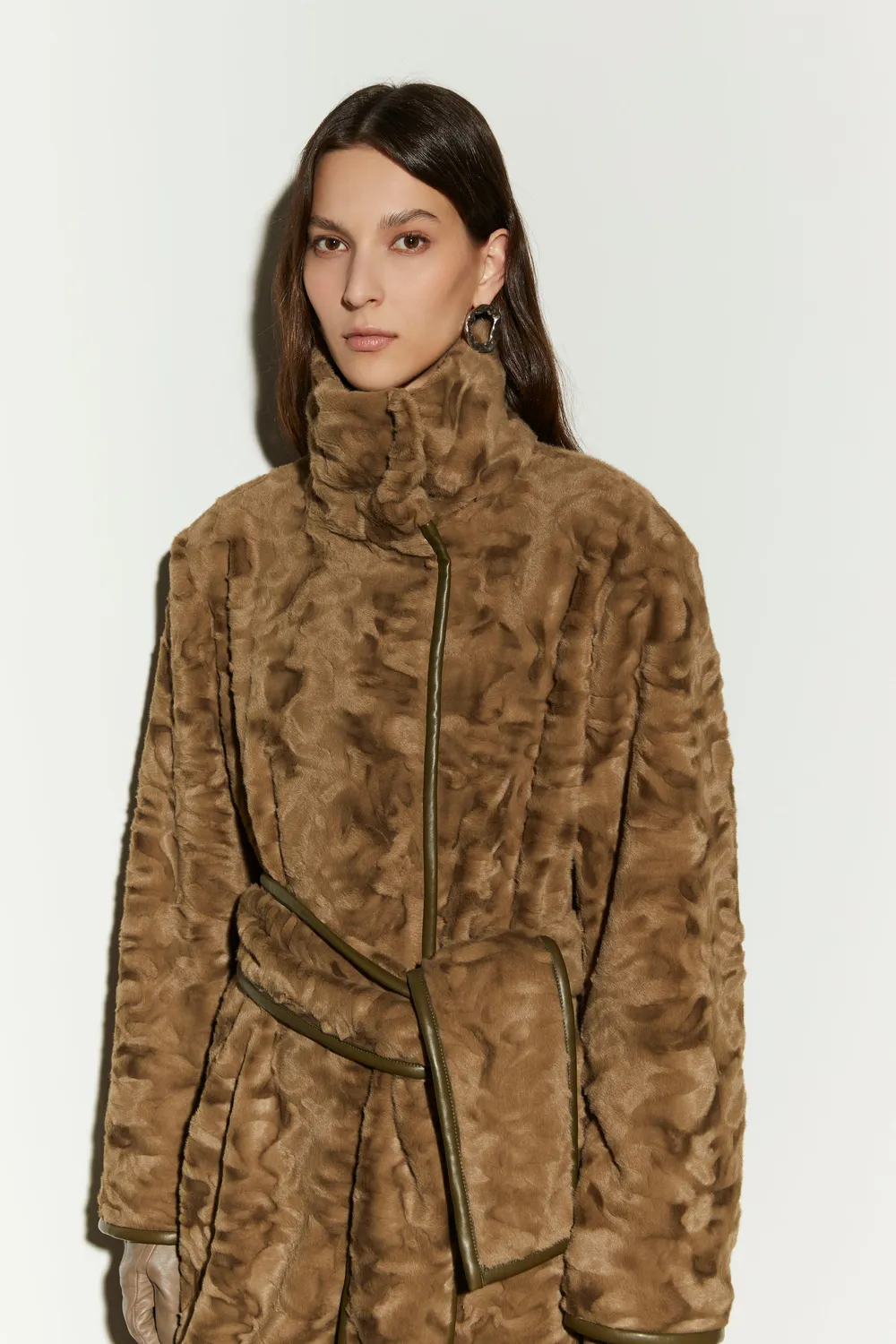 Isabelle Blanche palton lung blană verde militar