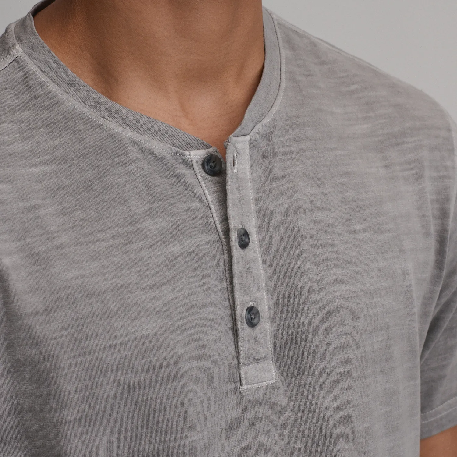 Eddie Bauer Sunwashed tricou henley Palm bumbac