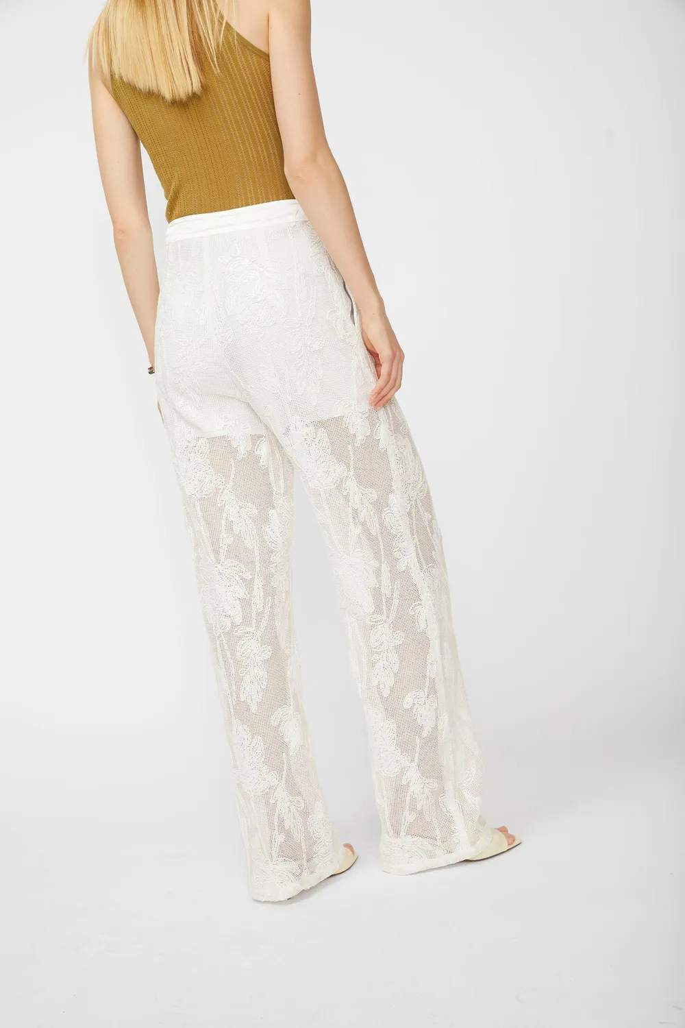 Isabelle Blanche pantaloni albi broderie flori paiete