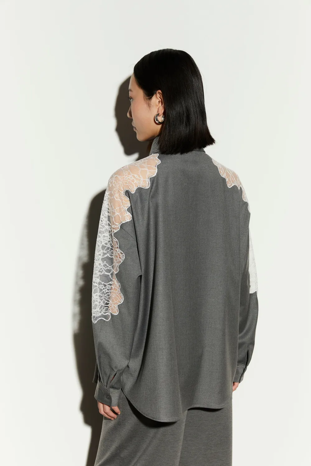 Isabelle Blanche Shirt cămașă oversize gri cu dantelă