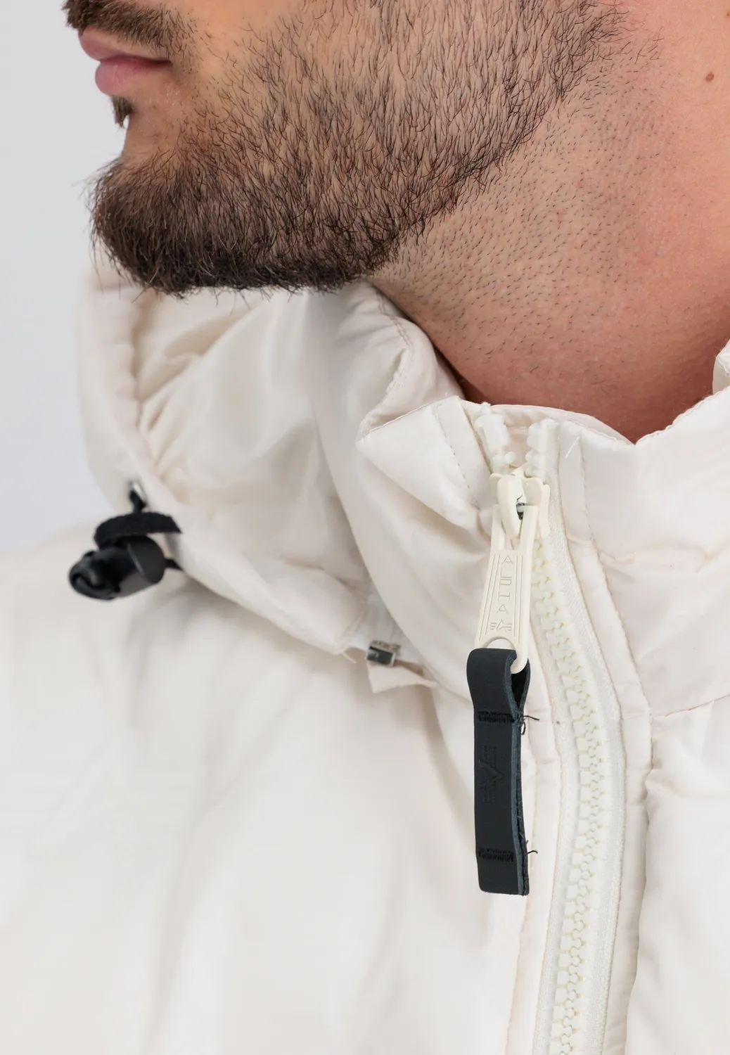 Alpha Industries Hooded Logo geaca puf alba cu gluga