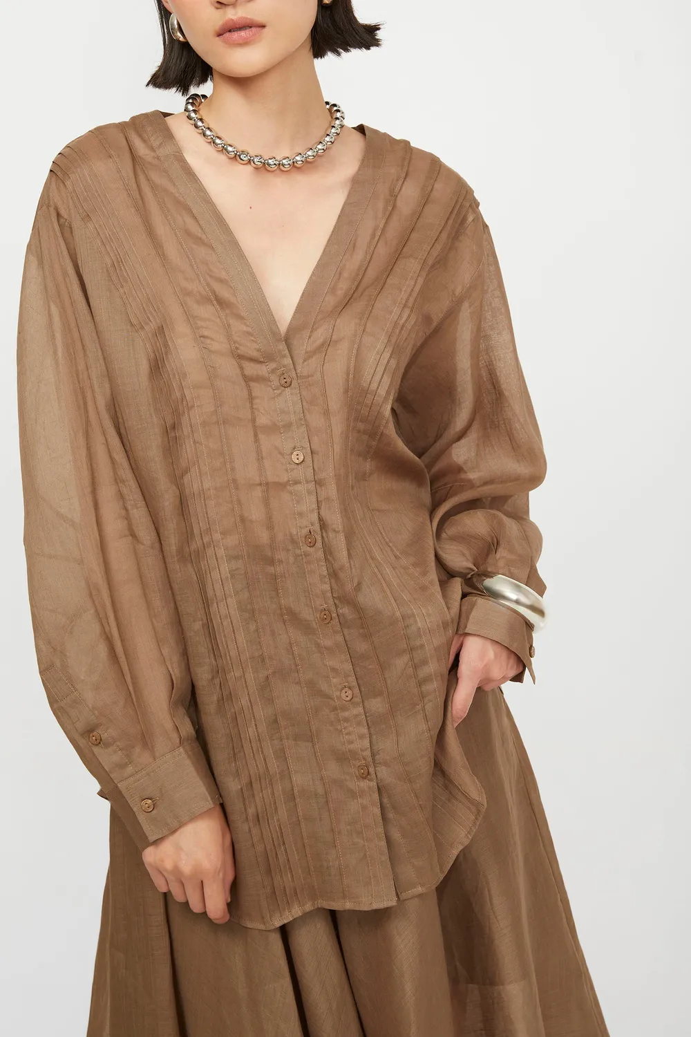 Isabelle Blanche camasa in taupe cu decolteu in V
